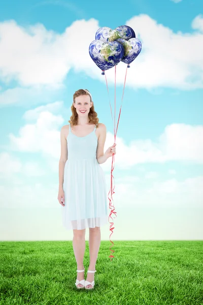 Mujer hipster feliz sosteniendo globos — Foto de Stock