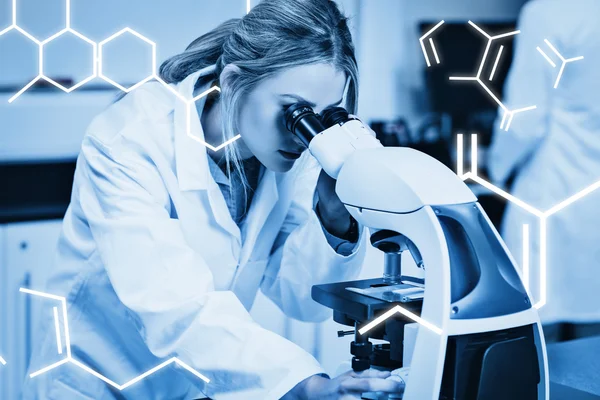 Naturwissenschaftsstudent schaut im Labor durchs Mikroskop — Stockfoto