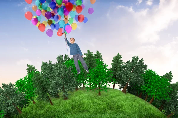 Комический образ милого мальчика, держащего в руках воздушные шарики — стоковое фото