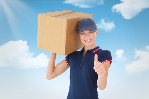 Happy delivery woman holding cardboard box — Stock Photo, Image