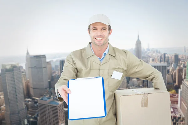 Imagem composta de homem de entrega feliz com caixa mostrando área de transferência — Fotografia de Stock