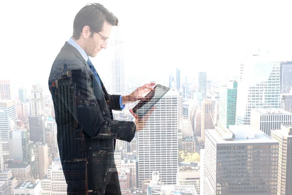 Affärsman står när du använder en TabletPC — Stockfoto