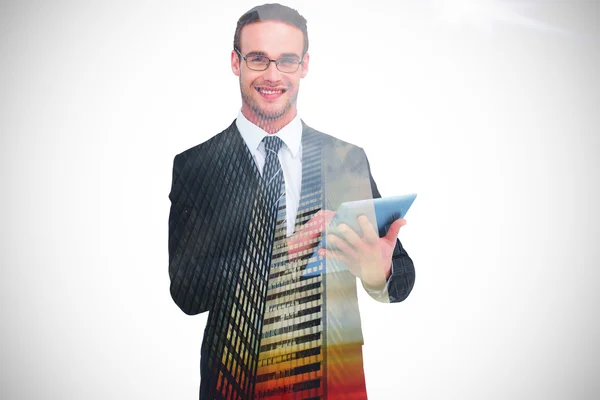 Imagen compuesta de hombre de negocios feliz utilizando su PC tableta —  Fotos de Stock