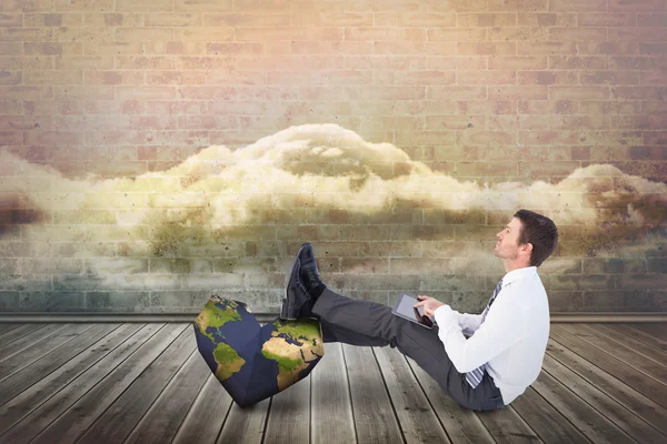 Geschäftsmann mit Tablet gegen Wolken im Zimmer — Stockfoto