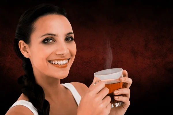 Image composite de jolie brune ayant une tasse de thé — Photo