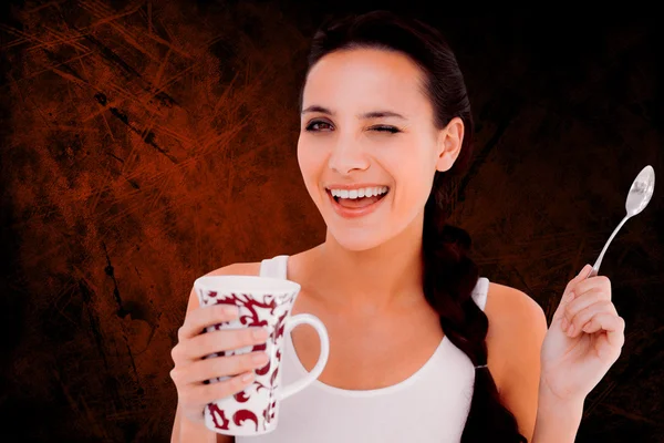 Image composite de jolie brune ayant une tasse de thé — Photo