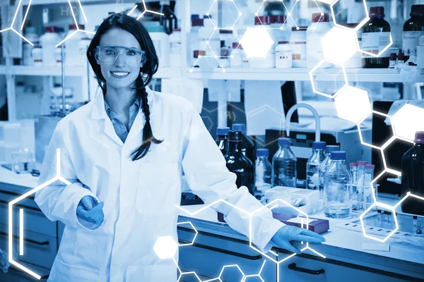 Lächelnder Chemiker lehnt an Schreibtisch — Stockfoto
