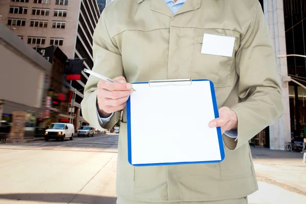 Imagem composta do homem de entrega mostrando papel em branco na área de transferência — Fotografia de Stock