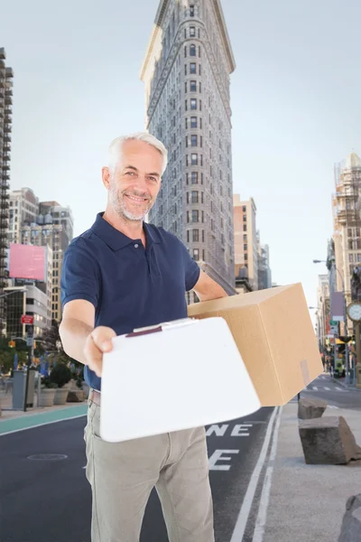 Karton kutu tutan mutlu teslimatçı — Stok fotoğraf