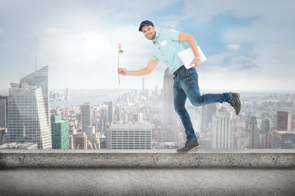 Samengestelde afbeelding van bloem levering man loopt op witte CHTERGRO — Stockfoto