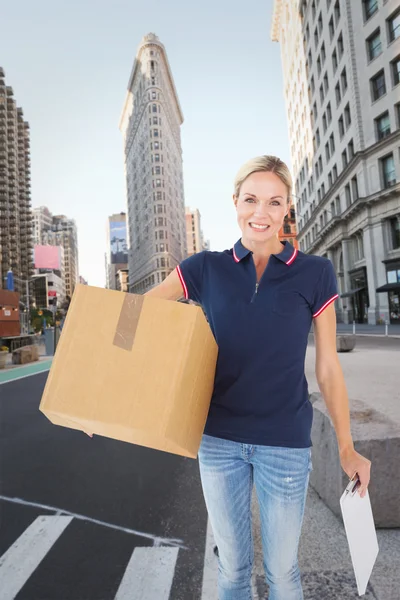 Feliz entrega mujer sosteniendo caja de cartón —  Fotos de Stock