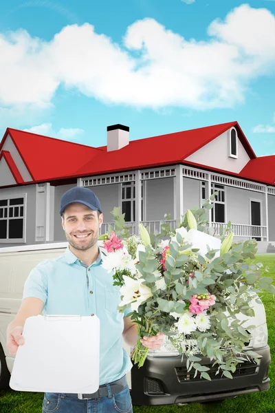 Hombre con entrega de flores mostrando portapapeles —  Fotos de Stock