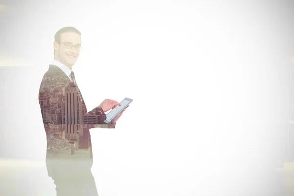 Feliz hombre de negocios utilizando su PC tableta — Foto de Stock