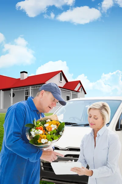 Sammansatt bild av glad blomma leverans mannen med kund — Stockfoto