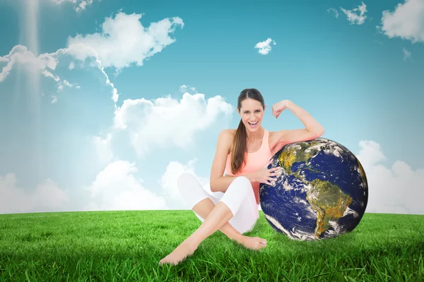 Morena en forma contra el campo y el cielo — Foto de Stock