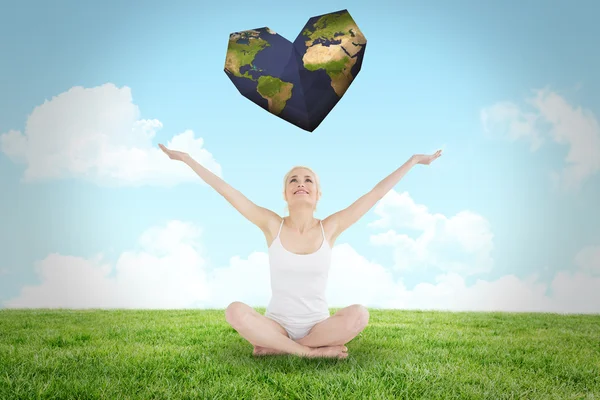 Toned young woman sitting with arms outstretched — Stock Photo, Image