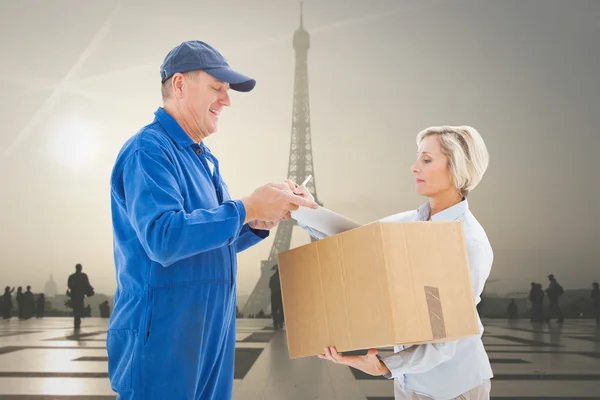 Imagem composta de homem de entrega feliz com cliente — Fotografia de Stock