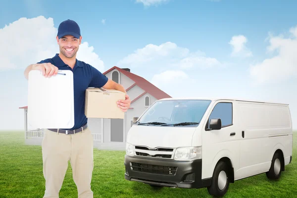 Hombre de entrega con paquete que da portapapeles — Foto de Stock