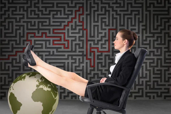 Empresária sentada na cadeira giratória com os pés para cima — Fotografia de Stock