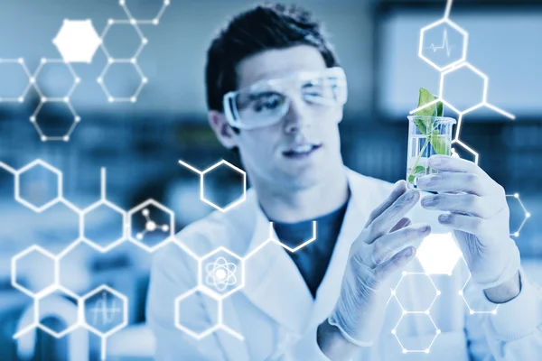 Estudiante en el laboratorio mirando el vaso de precipitados — Foto de Stock