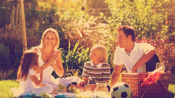 Счастливая семья устраивает пикник — стоковое фото