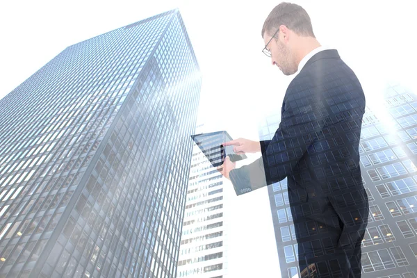 Imagen compuesta del hombre de negocios usando su tableta pc — Foto de Stock