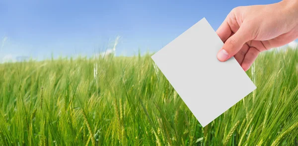 Imagen compuesta de la mano que muestra la tarjeta — Foto de Stock