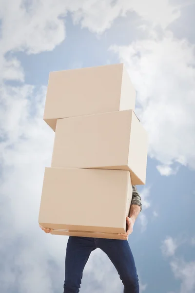Hombre llevando montón de cajas — Foto de Stock