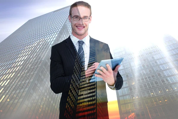Szczęśliwy biznesmen za pomocą jego komputera typu tablet — Zdjęcie stockowe