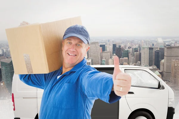 Homem de entrega feliz segurando caixa de papelão — Fotografia de Stock