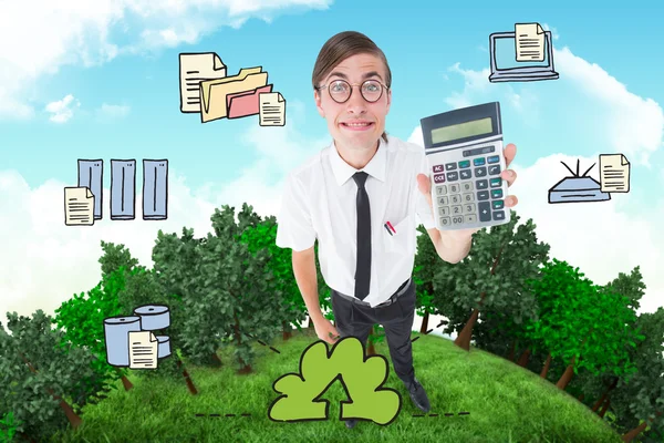 Geeky sonriente hombre de negocios mostrando calculadora — Foto de Stock