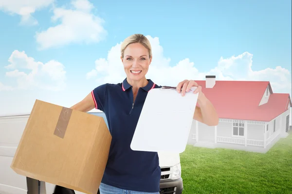 Gelukkig levering vrouw met kartonnen doos — Stockfoto