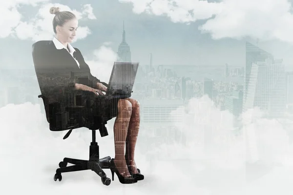Immagine composita di donna d'affari seduta su sedia girevole con la — Foto Stock