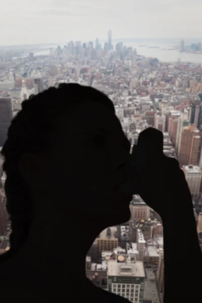 Woman using inhaler for asthma — Stock Photo, Image