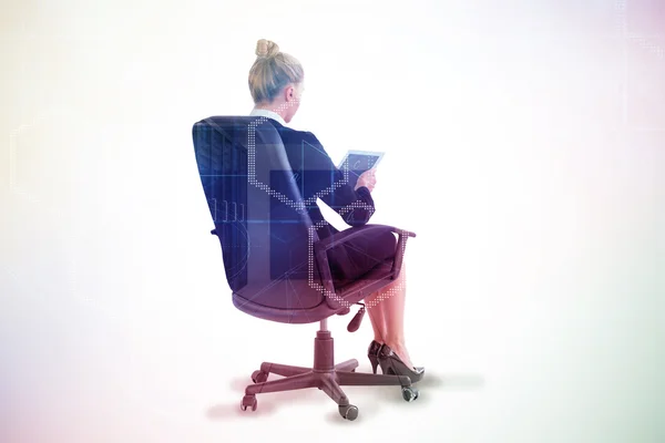Empresária sentada em cadeira giratória — Fotografia de Stock