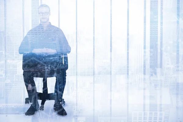 Samengestelde afbeelding van achtersteven zakenman zittend op een stoel van het Bureau — Stockfoto