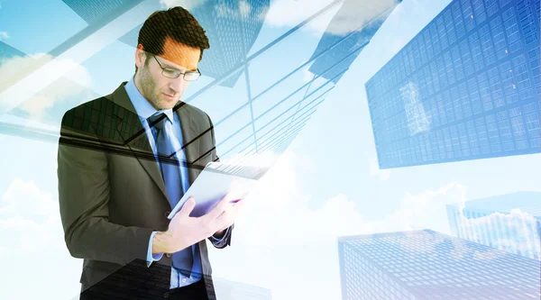 Samengestelde afbeelding van zakenman met behulp van een tablet pc — Stockfoto
