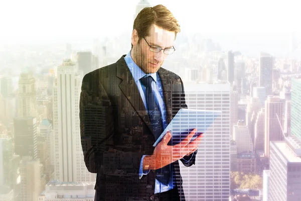 Samengestelde afbeelding van zakenman met behulp van een tablet pc — Stockfoto