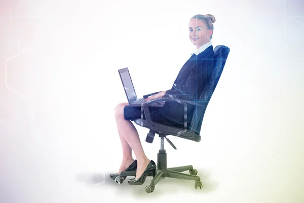 Zakenvrouw zittend op Conferentiedraai-stoel — Stockfoto