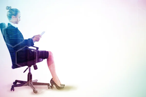 Affärskvinna som sitter på snurrfåtölj — Stockfoto