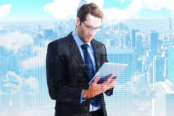 Verbundbild eines Geschäftsmannes mit einem Tablet-Computer — Stockfoto