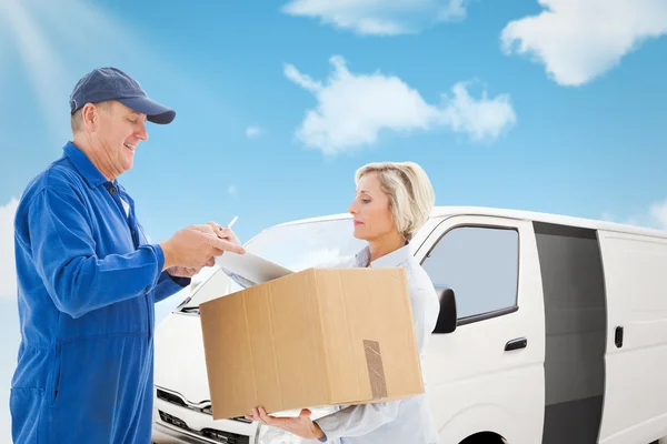 Felice uomo di consegna con il cliente — Foto Stock