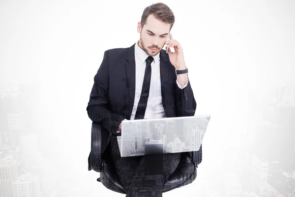 Hombre de negocios sentado y en su computadora portátil —  Fotos de Stock