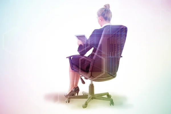 Zakenvrouw zittend op Conferentiedraai-stoel — Stockfoto