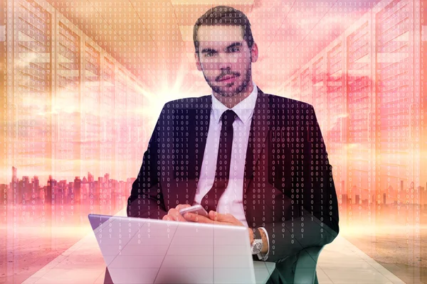 Vrolijke zakenman met laptop — Stockfoto
