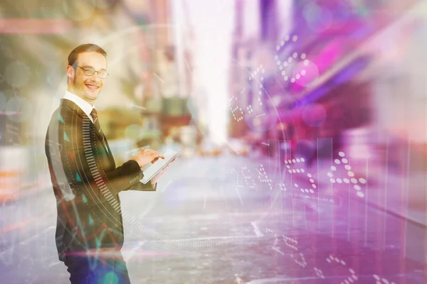 Feliz hombre de negocios utilizando su PC tableta — Foto de Stock