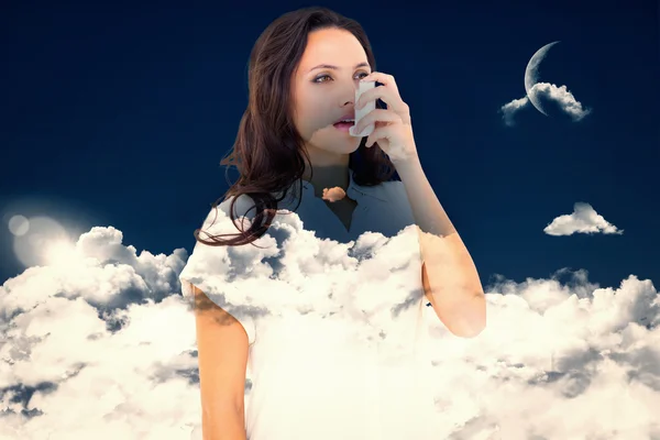 Imagen compuesta de morena asmática usando su inhalador — Foto de Stock