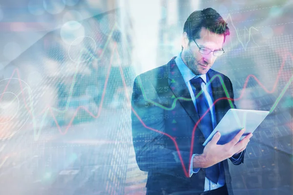 Geschäftsmann mit Tablet-Computer — Stockfoto