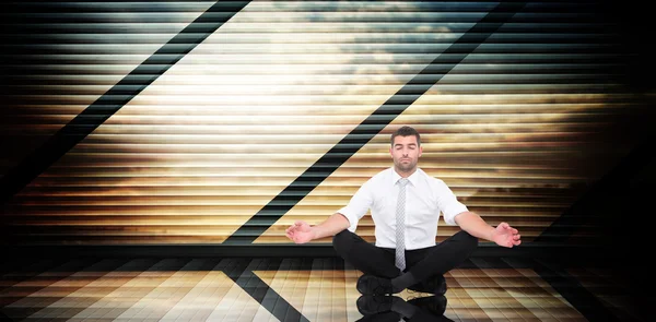 Geschäftsmann meditiert in Lotuspose — Stockfoto