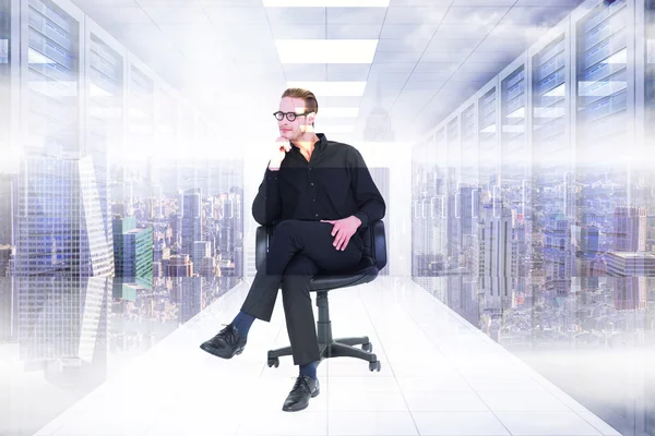 Tankeväckande affärsman sitter på stol — Stockfoto